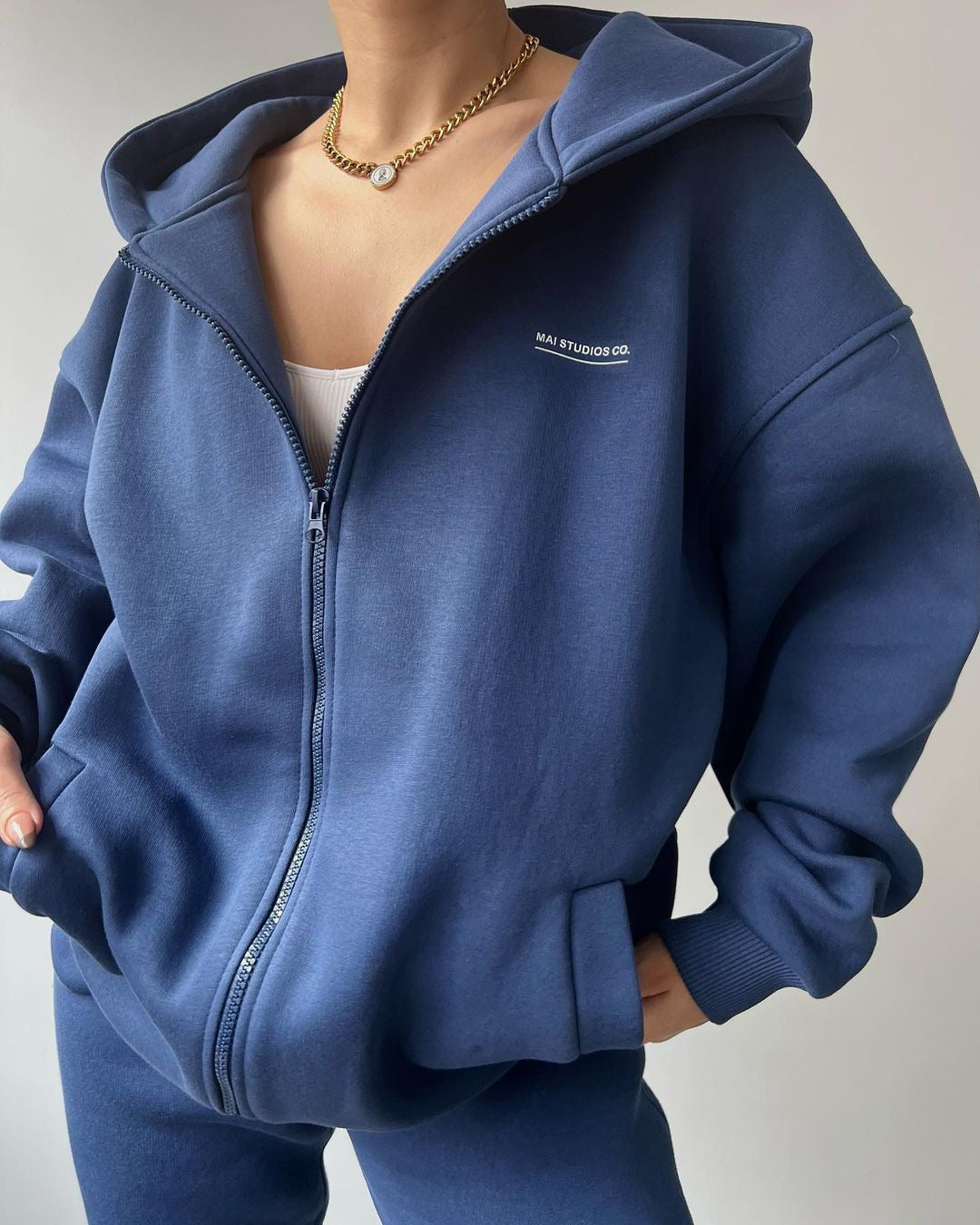 Casual and comfortable women's hoodie set with zipper and chic jogging pants