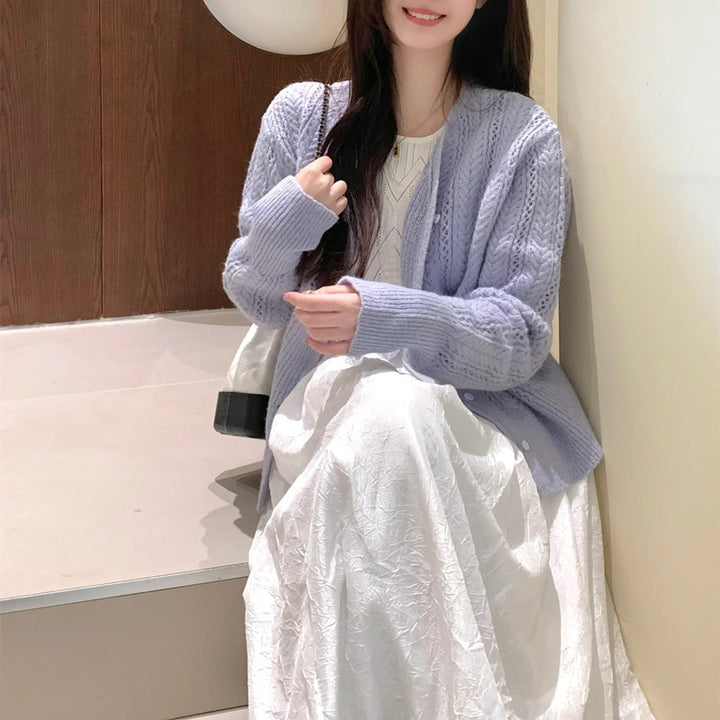 Cardigan pour femmes avec un motif délicat et des détails en boutons Chic & Stil