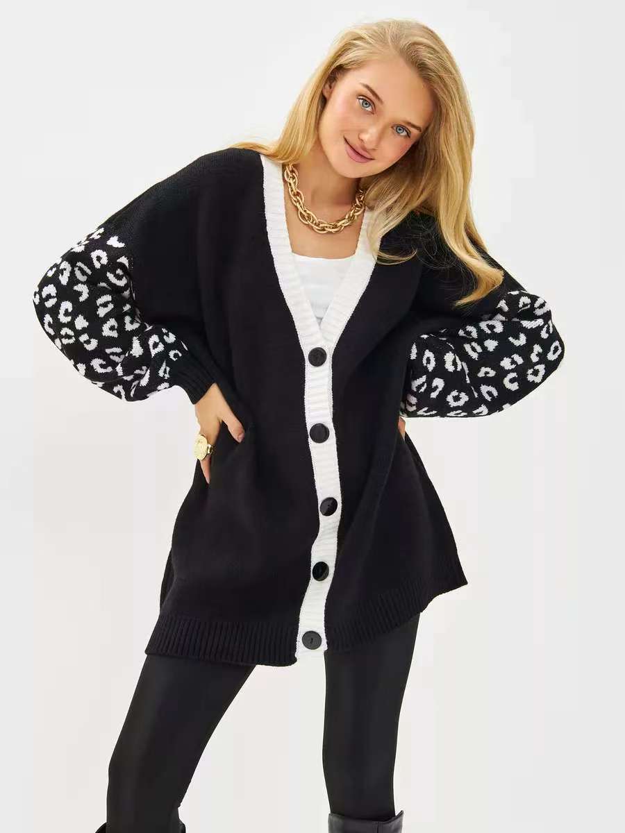 Ladies cardigan with contrasting sleeves and a trendy pattern Lune London