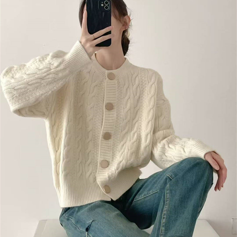 Cardigan pour femmes avec motif en cable et grands boutons Chic & Stil