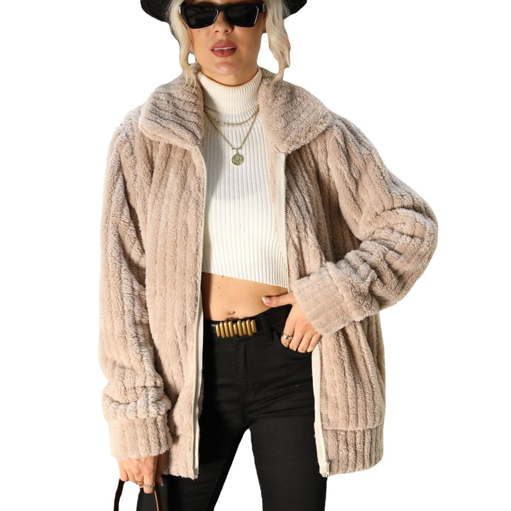 Soft fleece jacket for women with a soft collar and practical zippered pockets Lune London