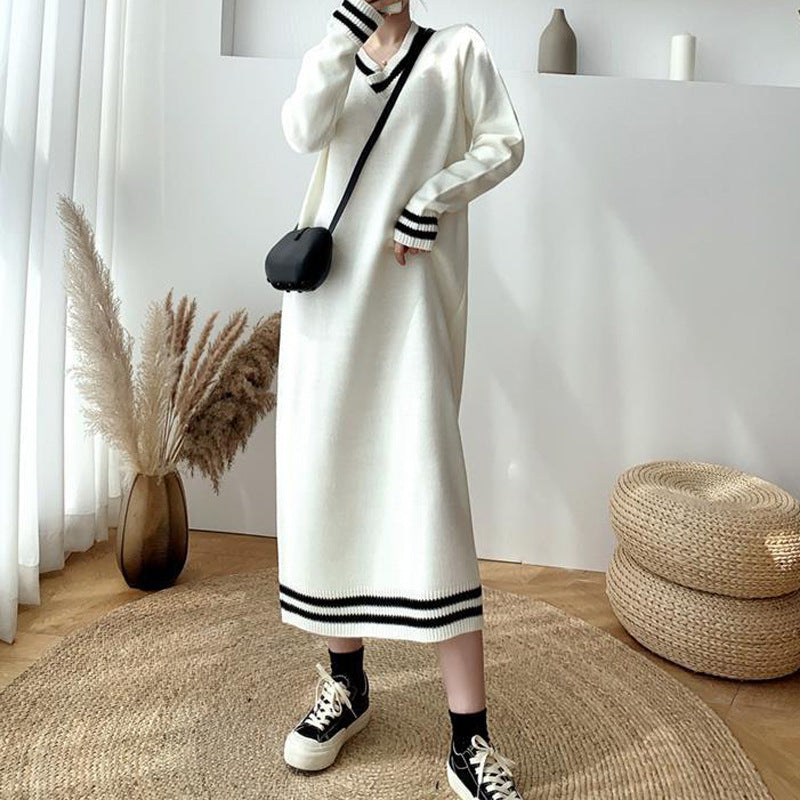 Robe tricotée élégante pour femmes avec décolleté en V et poignets contrastants Chic & Stil