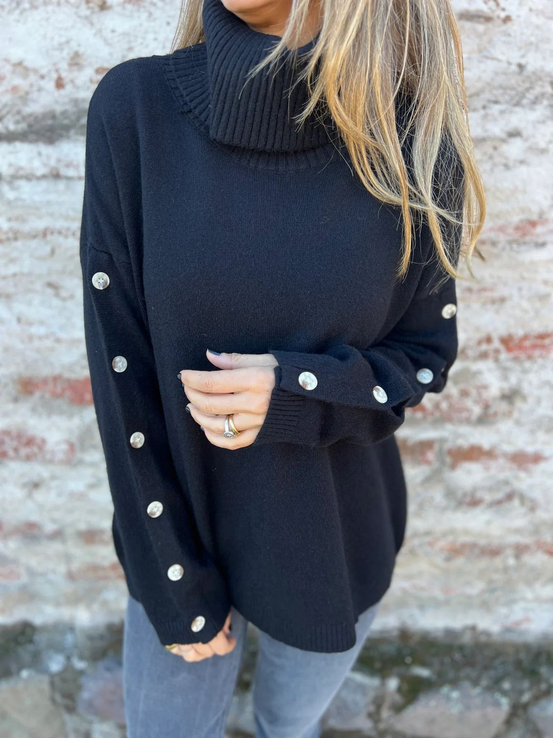 Pull femme avec col roulé et détails de boutons décoratifs Chic & Stil