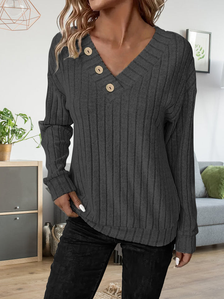 Casual women's V-neck sweater with button details and fine ribbed pattern Lune London
