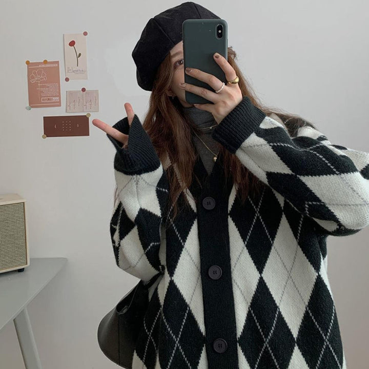 Casual cardigan for women with diamond pattern and large buttons Lune London