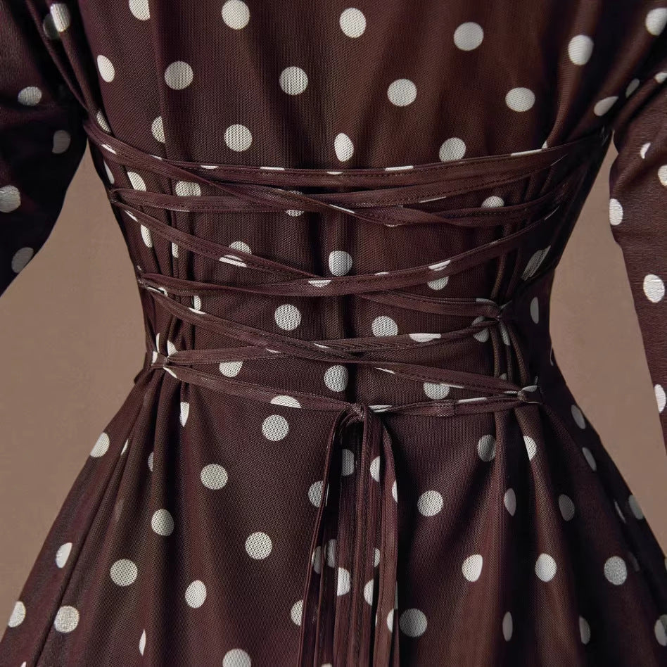 Robe mini pour femmes avec des manches transparentes et un design à pois Chic & Stil