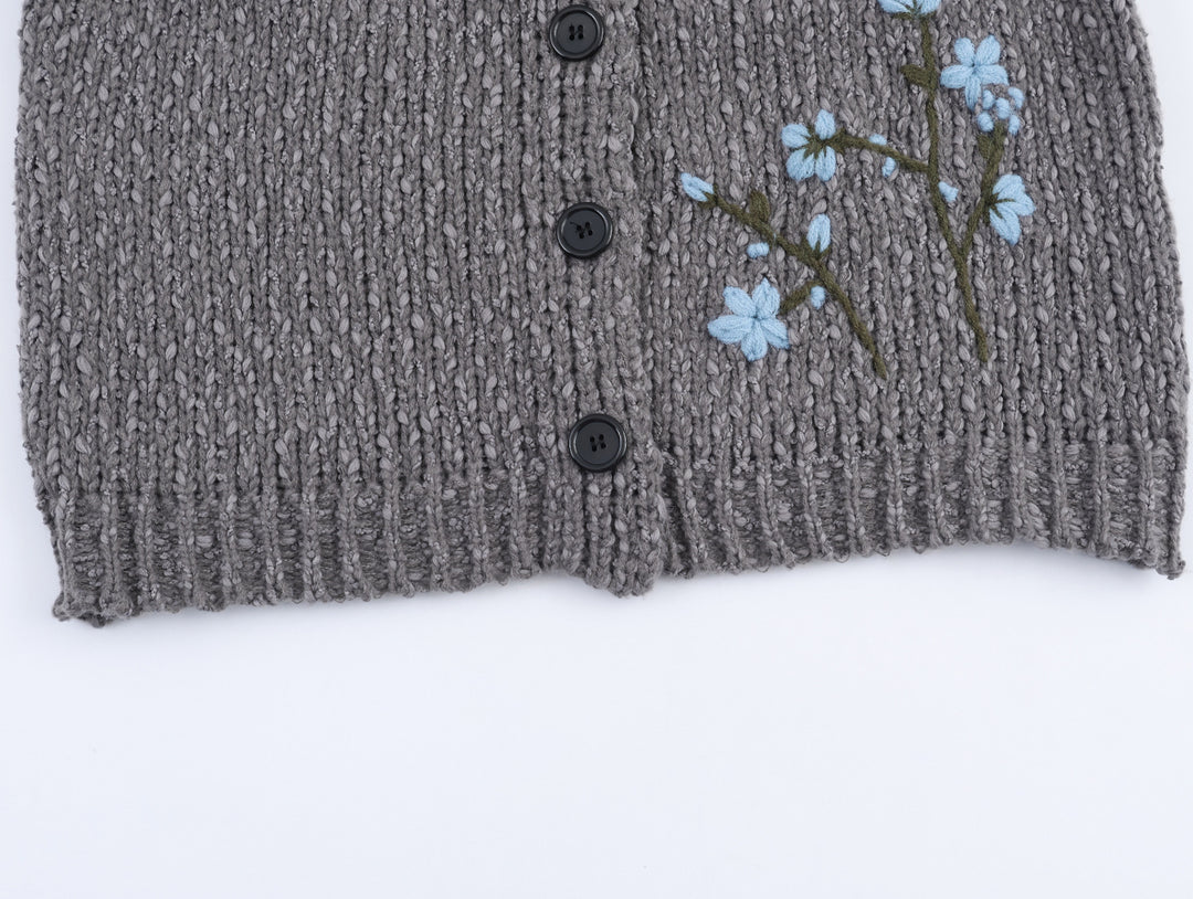 Knitted women’s jacket with embroidered floral pattern and button closure Lune London