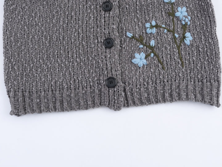Knitted women’s jacket with embroidered floral pattern and button closure Lune London