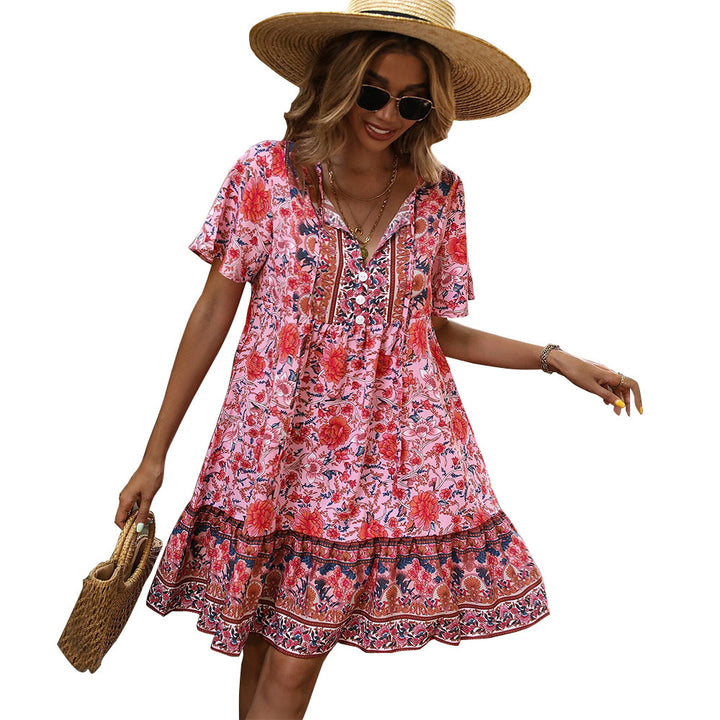Robe d'été florale pour femmes avec ourlet à volants ludique et détail de boutons Chic & Stil