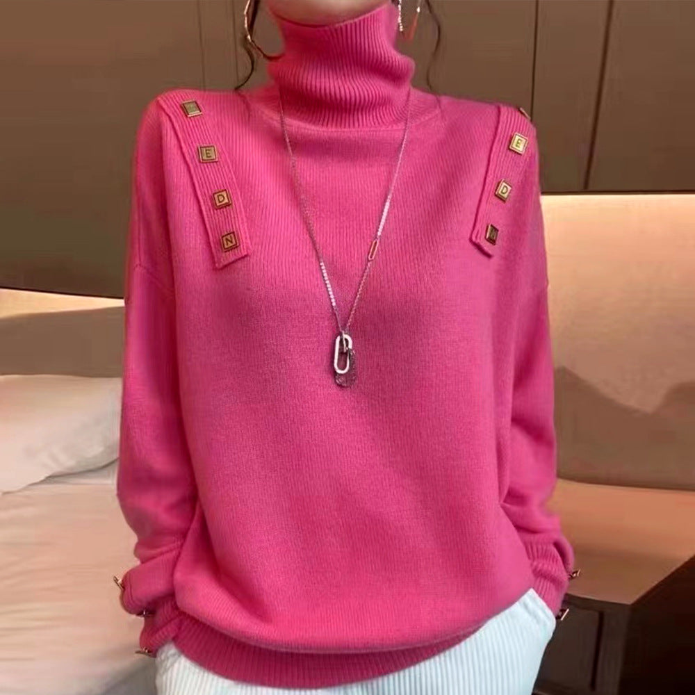 Pull à col roulé féminin tendance avec détails de boutons décoratifs Chic & Stil