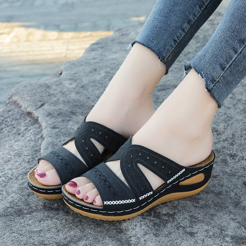 Comfortable strap sandals for women with floral design and adjacent openings Lune London