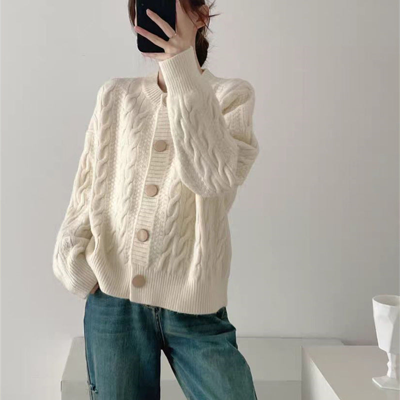 Cardigan pour femmes avec motif en cable et grands boutons Chic & Stil