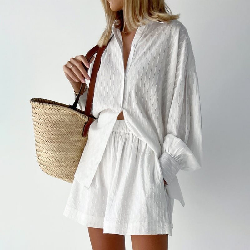 Oversized casual shirt for women with structure and chic and stylish short shorts