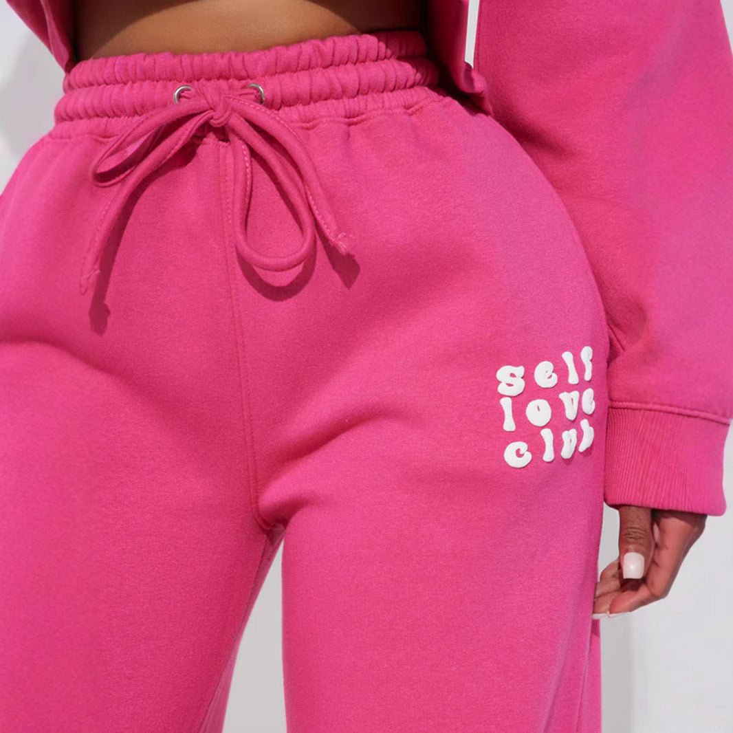 Women's wide jogging pants with elastic waistband and eye-catching lettering Chic & Stil