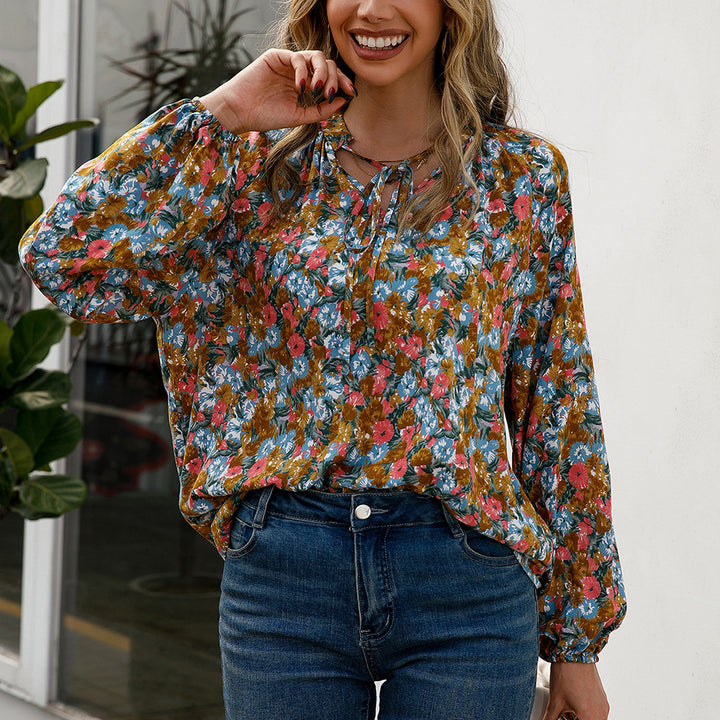 Casual blouse for women with floral patterns and elegant ruffle details Lune London