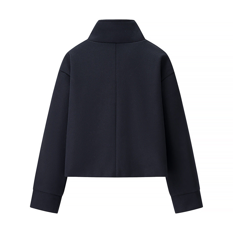 Veste féminine à la mode avec un élégant col montant et de jolis détails de boutons Chic & Stil