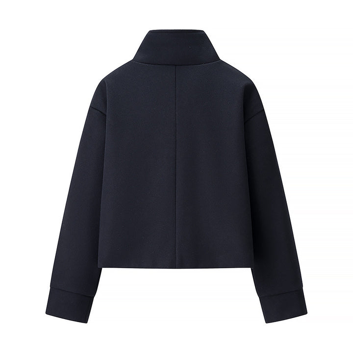 Veste féminine à la mode avec un élégant col montant et de jolis détails de boutons Chic & Stil