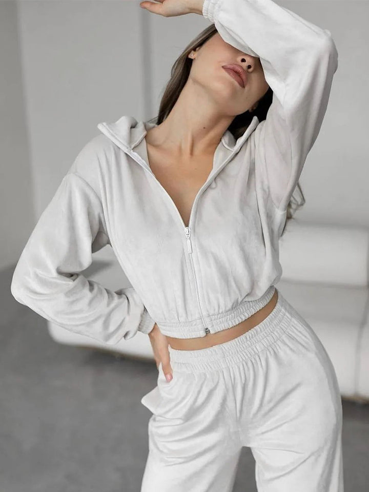 Casual loungewear set for women in velvety material with high collar and zipper Lune London
