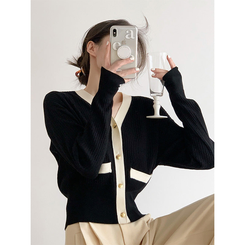 Gilet en maille à la mode pour femmes avec patte de boutonnage décorative et poches contrastées Chic & Stil