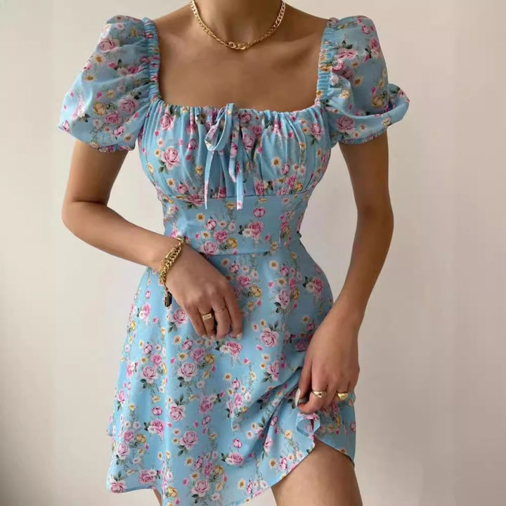 Mini player dress for women with ruffle details and floral pattern Chic & Stil