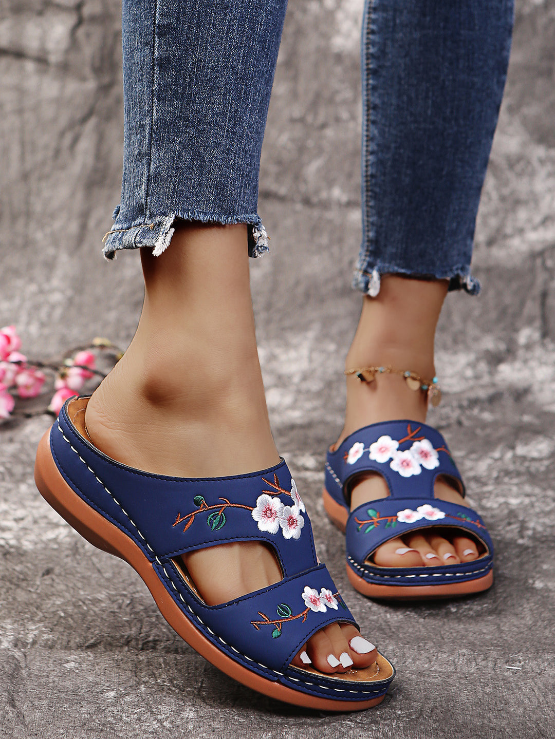 Women's strap sandals with floral embroidery and comfortable insole Chic and Style