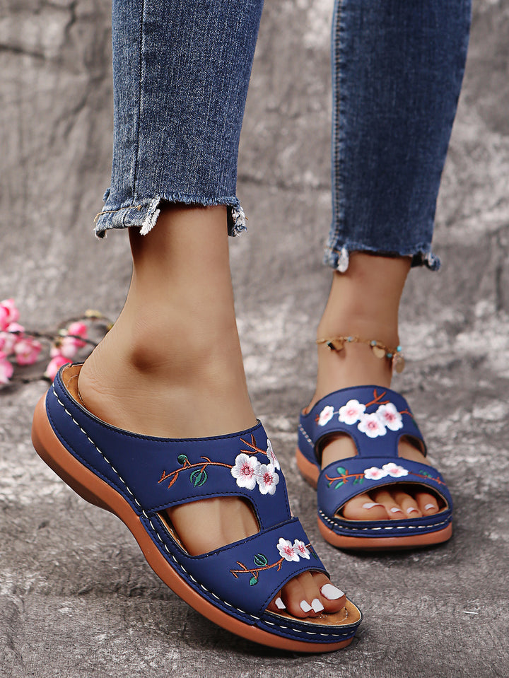 Women's strap sandals with floral embroidery and comfortable insole Chic and Style