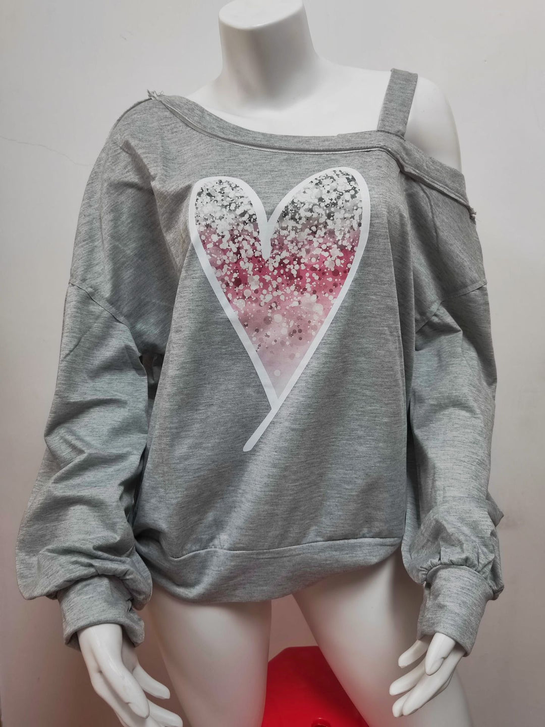 Oversized sweatshirt for women with glitter heart print and casual cut Lune London