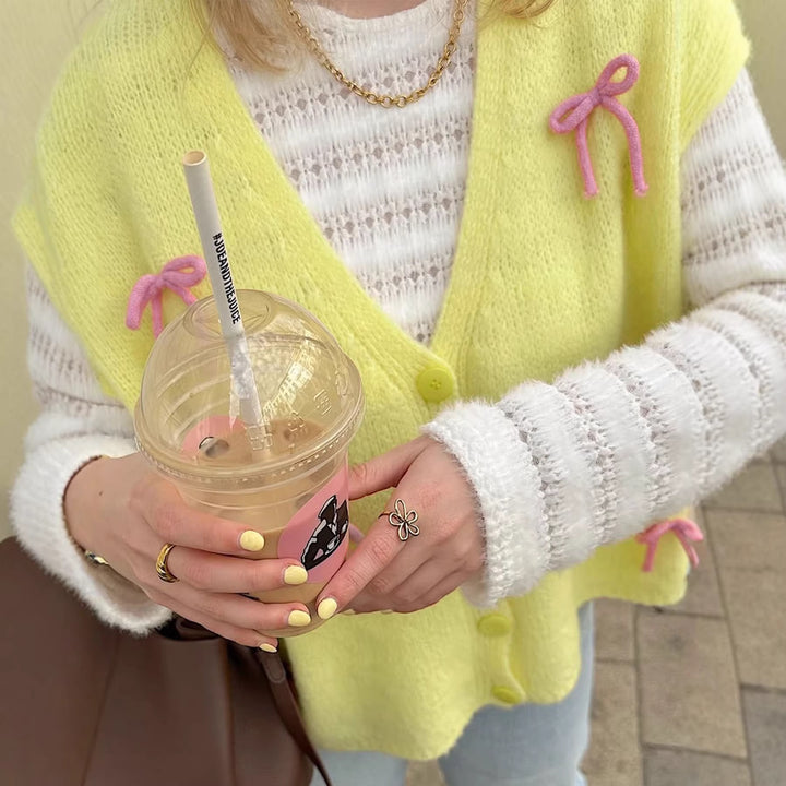 Cardigan pour femmes avec des détails de nœuds ludiques Chic & Stil