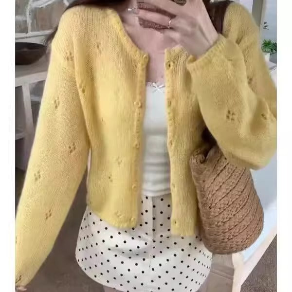 Cardigan pour femmes avec un motif floral délicat et des boutons élégants Chic & Stil