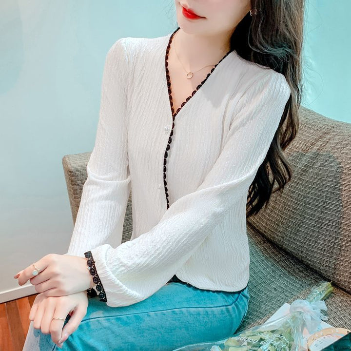 Blouse femme avec de fines accents en dentelle et une coupe élégante Chic & Stil