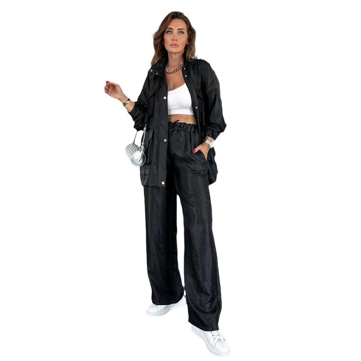Athletic leisure set for women with an elegant shine and practical pockets Lune London