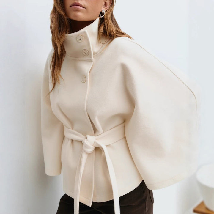 Veste à capuche pour femmes avec des manches larges et une ceinture à la taille Chic & Stil