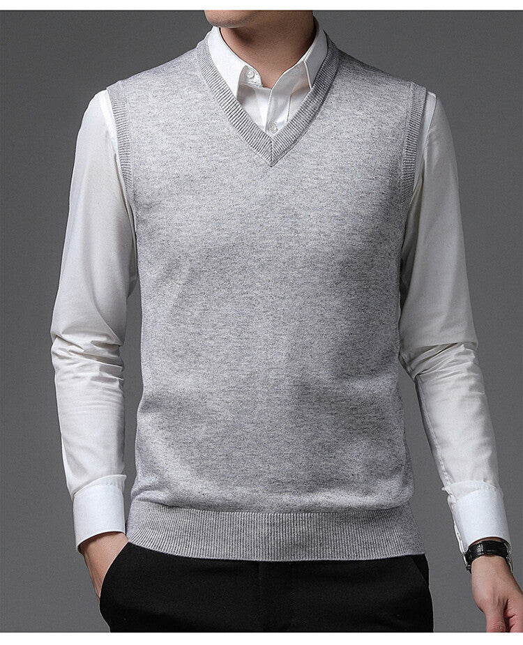 Men's V-neck sweater in fine cotton blend with elegant structure Lune London
