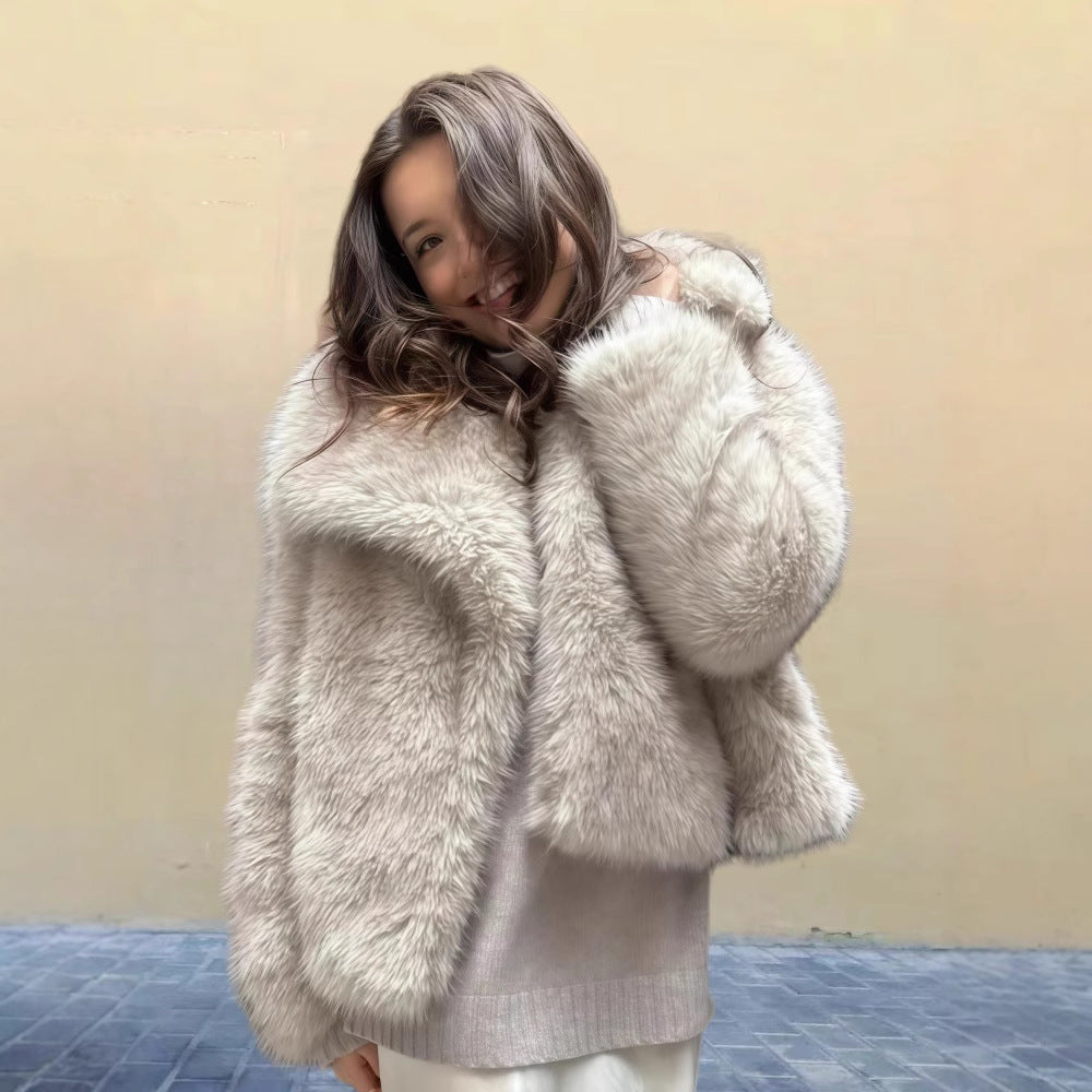 Ladies faux fur jacket with elegant cut and soft inner lining Lune London