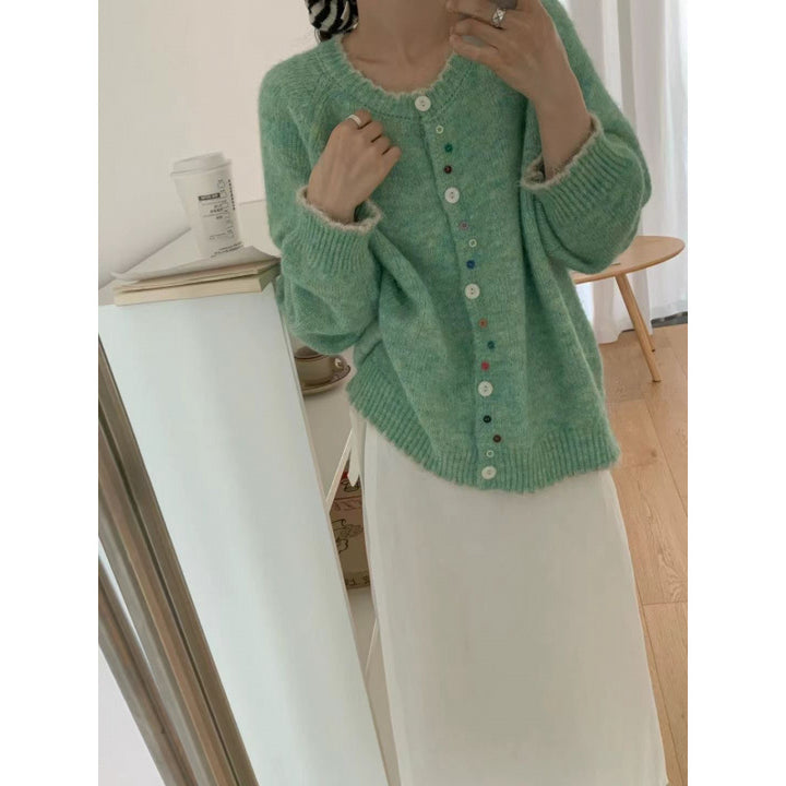 Cardigan femme confortable avec des détails de boutons colorés et une coupe décontractée Chic & Stil