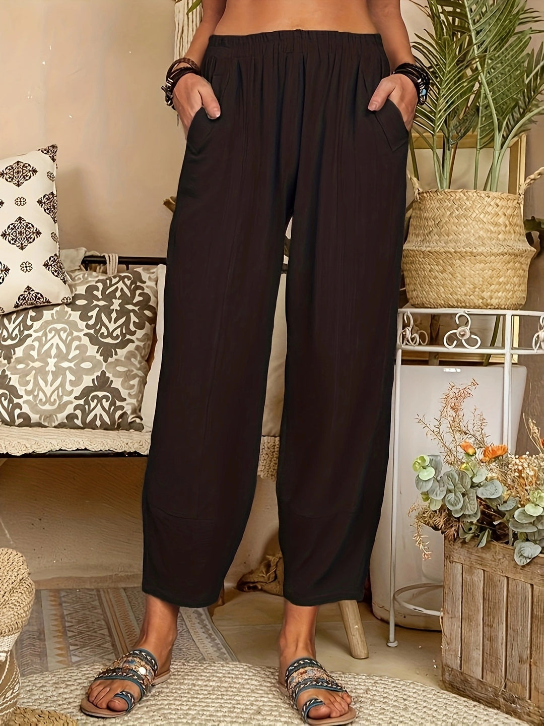 Comfortable summer pants for women with elastic waist and practical side pockets Lune London