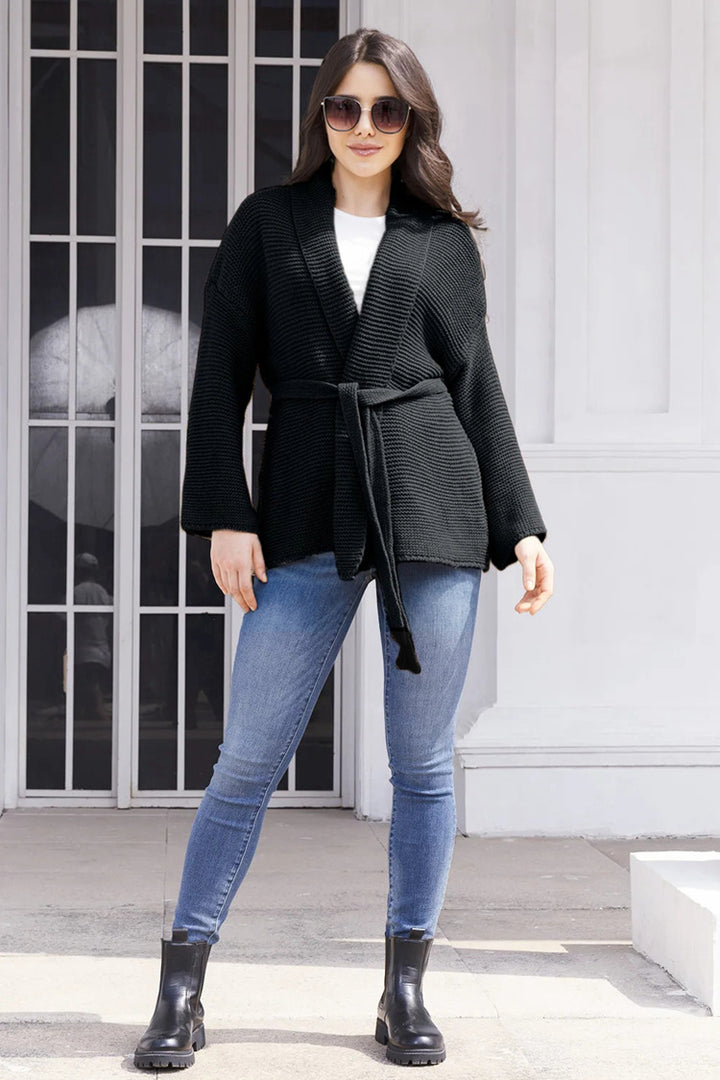 Cardigan pour femmes avec design moderne enroulé et ceinture pratique à nouer Chic & Stil