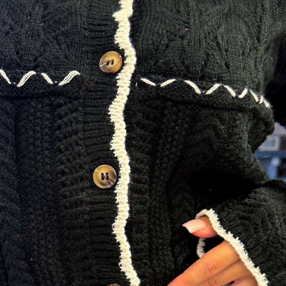 Robe en tricot pour femmes avec des détails en rib contrastés et une patte de boutons Chic & Stil