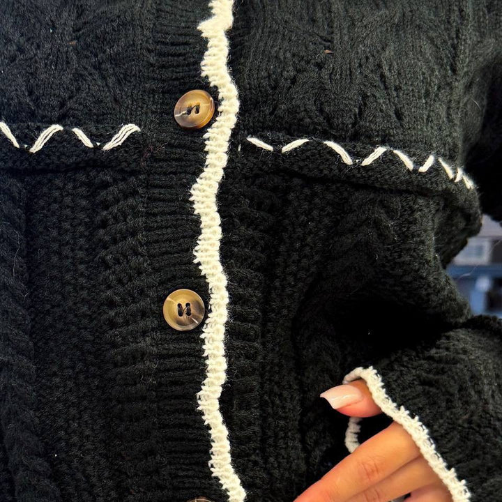 Robe en tricot pour femmes avec des détails en rib contrastés et une patte de boutons Chic & Stil