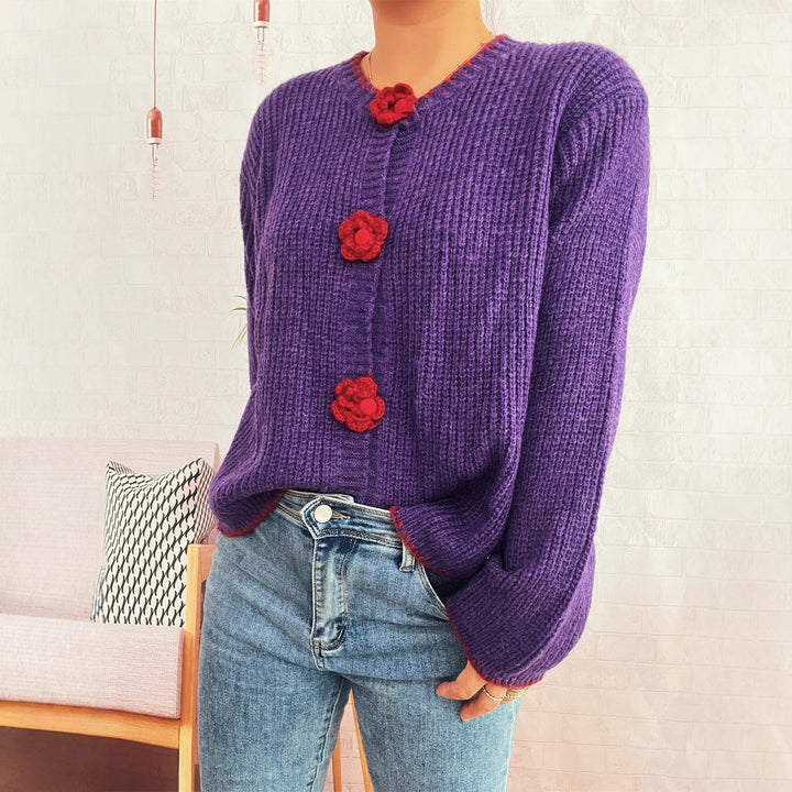 Cardigan pour femmes avec des détails de boutons floraux et un tissu texturé Chic & Stil