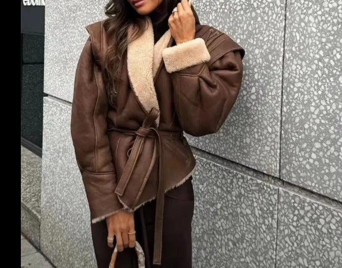 Trendy faux leather jacket for women with luxurious faux fur collar and stylish waist Lune London