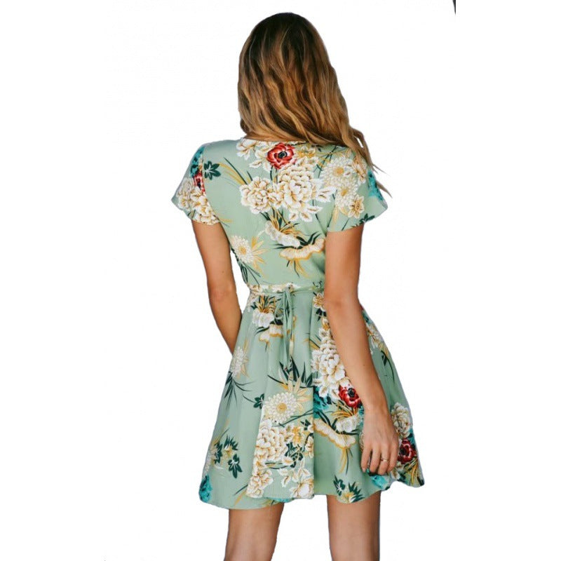 Robe portefeuille pour femmes avec un design floral et un ourlet volumineux Chic & Stil