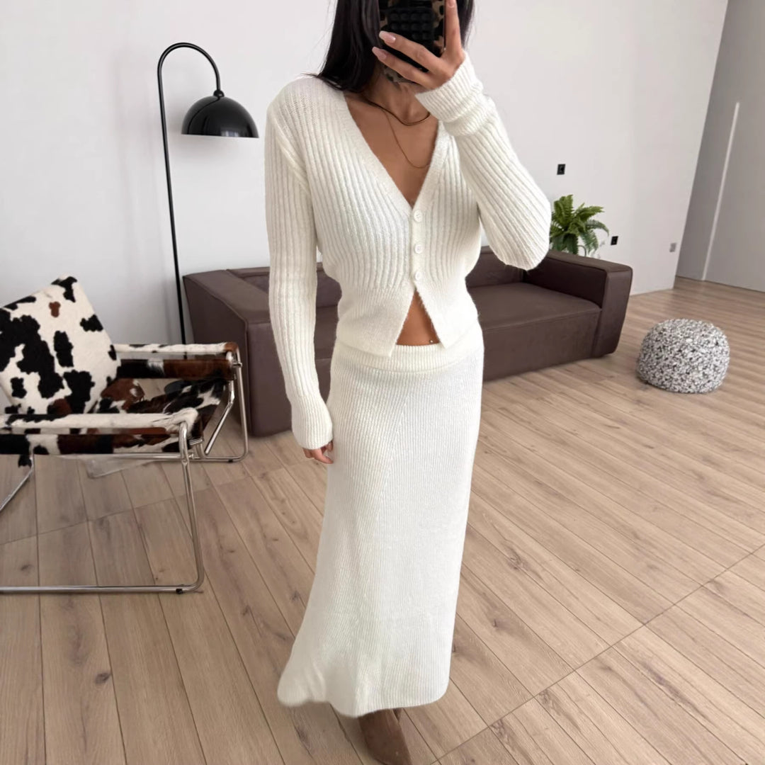 Robe en tricot pour femmes avec décolleté en V profond et détails de boutons Chic & Stil