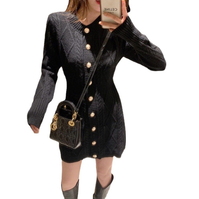 Robe en tricot pour femmes avec un élégant motif en câble et des boutons décoratifs Chic & Stil