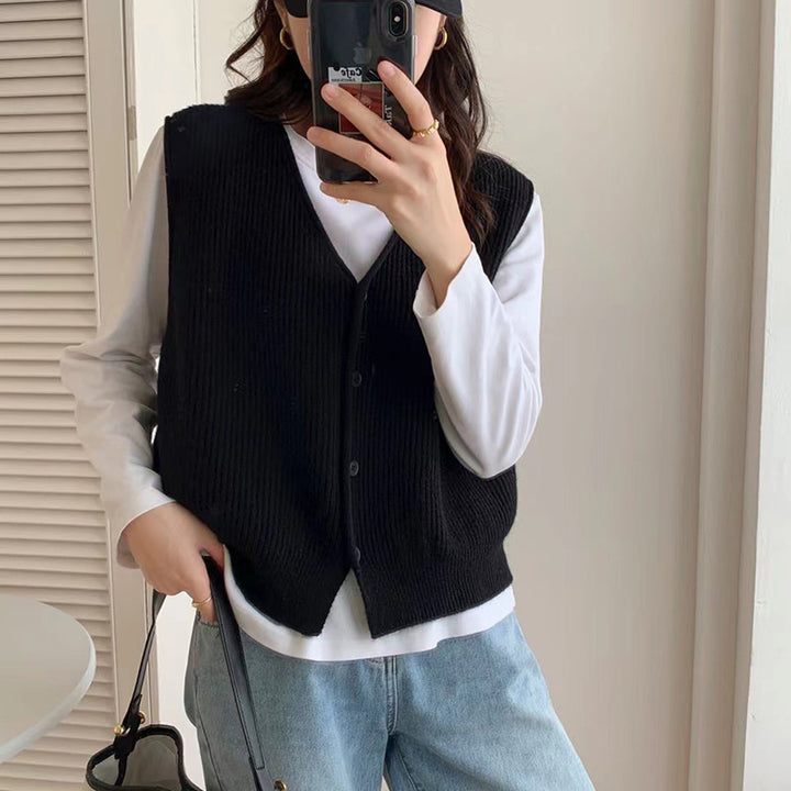 Gilet en maille pour femmes avec texture côtelée fine et détails de boutons classiques Chic & Stil