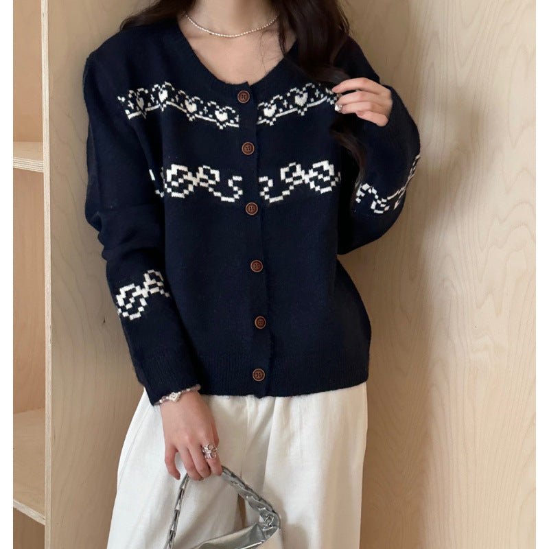 Cardigan tricoté ludique pour femmes avec boutons en bois et motifs traditionnels Chic & Stil