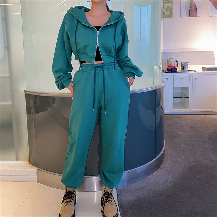 Women's sporty leisure set with cropped hoodie and joggers Chic & Stil