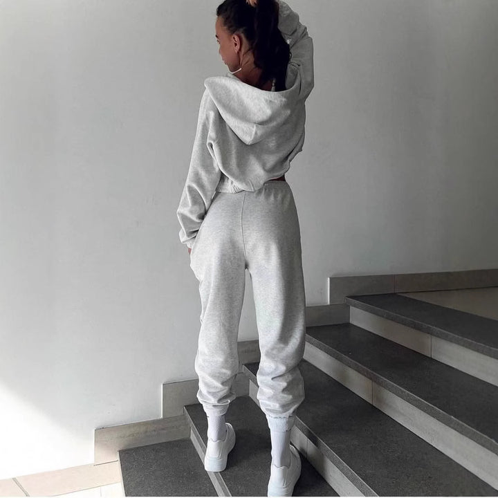 Women's sporty hoodie set with cropped top and comfortable joggers Chic & Stil