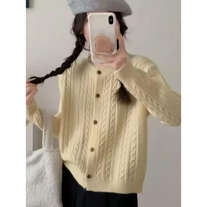 Cardigan élégant pour femmes avec motif en jambes et boutons décoratifs Chic & Stil