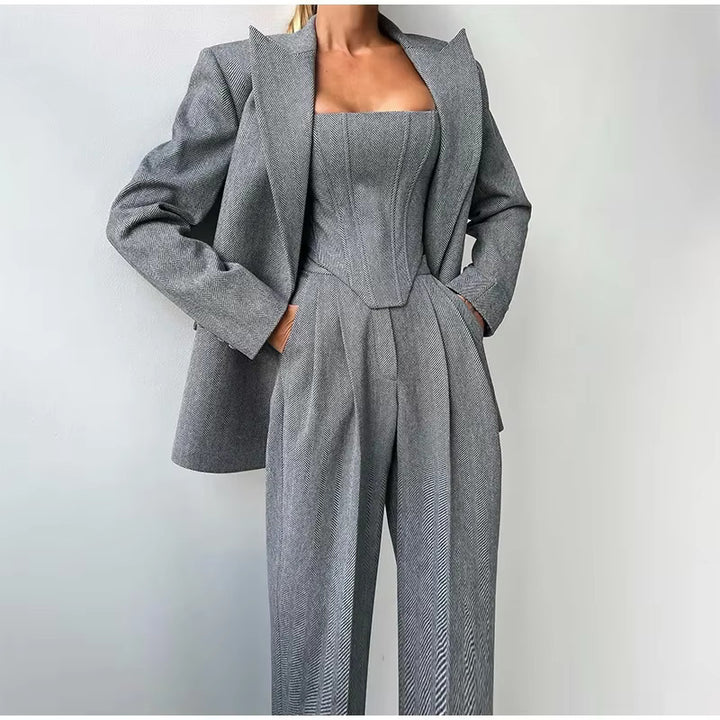 Women elegant suit set with fitted top Lune London